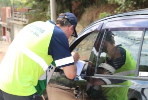 ABORDAGEM E ENTREGA DE FOLDER COM AS DICAS DE UMA TRAVESSIA SEGURA E CORRETA E ORIENTAÇÕES