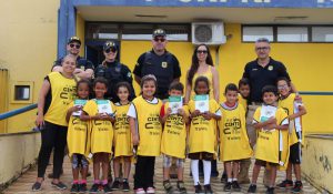 ALUNOS DA E.M. SANTO ANTÔNIO DE POUSO ALEGRE/MG E EQUIPE