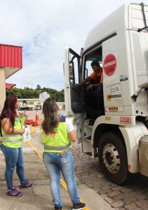 Abordagem e entrega de folder com dicas de Segurança