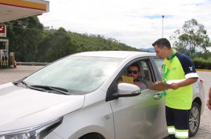 Abordagem e entrega de folder com dicas de Segurança