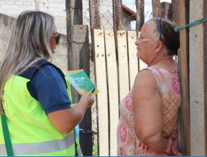 ABORDAGEM E ENTREGA DE FOLDER COM AS DICAS DE UMA TRAVESSIA SEGURA E CORRETA E ORIENTAÇÕES