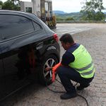 Mecânico verificando as condições dos veículos e alertar os motoristas em caso de necessidade de manutenção