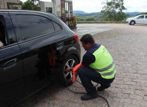 Mecânico verificando as condições dos veículos e alertar os motoristas em caso de necessidade de manutenção