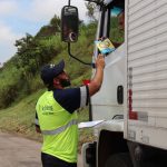 ENTREGA DE FOLDER E ORIENTAÇÃO SOBRE SEGURANÇA NO TRÂNSITO