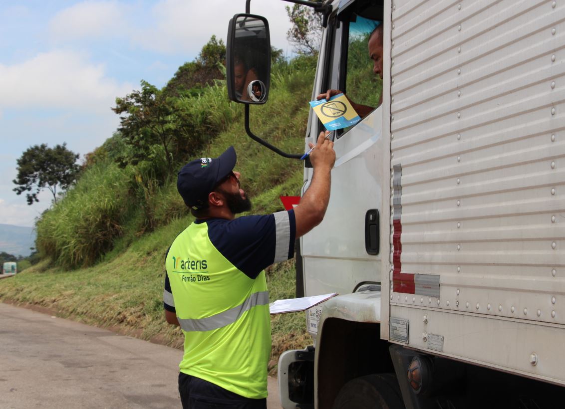 ENTREGA DE FOLDER E ORIENTAÇÃO SOBRE SEGURANÇA NO TRÂNSITO