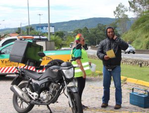 Abordagem e entrega de folder com dicas de Segurança