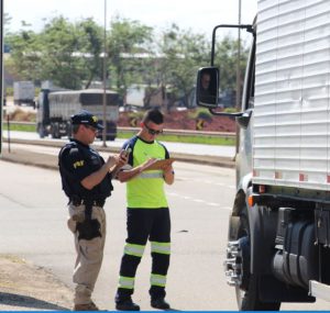 Preenchimento de dados do veículo e fiscalização da PRF