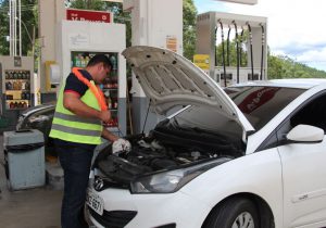 Mecânico verificando as condições dos veículos e alertar os motoristas em caso de necessidade de manutenção