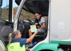 ENTREGA DE FOLDER COM DICAS DE SEGURANÇA E ORIENTAÇÕES