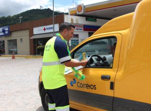 AAbordagem e entrega de folder com dicas de Segurança