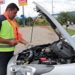 Mecânico verificando as condições dos veículos e alertar os motoristas em caso de necessidade de manutenção