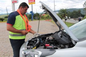 Mecânico verificando as condições dos veículos e alertar os motoristas em caso de necessidade de manutenção