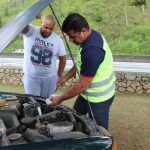 Mecânico verificando as condições dos veículos e alertar os motoristas em caso de necessidade de manutenção