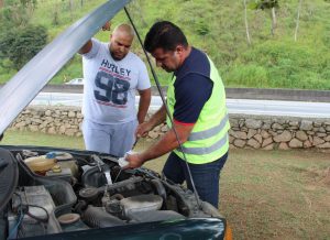 Mecânico verificando as condições dos veículos e alertar os motoristas em caso de necessidade de manutenção