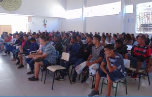 Alunos aguardando ansiosos para o início da Palestra