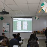 ANALISTA DE SUSTENTABILIDADE CAROL PRADO MINISTRANDO A PALESTRA SOBRE SEGURANÇA NO TRÂNSITO