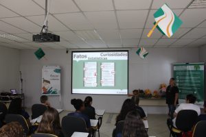 ANALISTA DE SUSTENTABILIDADE CAROL PRADO MINISTRANDO A PALESTRA SOBRE SEGURANÇA NO TRÂNSITO