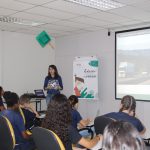 ANALISTA DE MEIO AMBIENTE JUSSARA SILVA MINISTRANDO A PALESTRA
