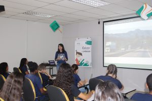 ANALISTA DE MEIO AMBIENTE JUSSARA SILVA MINISTRANDO A PALESTRA