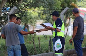 ABORDAGEM E ENTREGA DE FOLDER COM AS DICAS DE UMA TRAVESSIA SEGURA E CORRETA E ORIENTAÇÕES