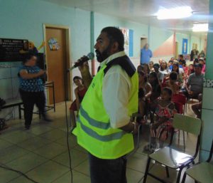 TÉCNICO DE SEGURANÇA MINISTRANDO A PALESTRA