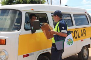 ABORDAGEM E ENTREGA DE FOLDER COM AS DICAS DE UMA TRAVESSIA SEGURA E CORRETA E ORIENTAÇÕES