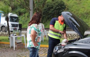 Mecânico verificando as condições dos veículos e alertar os motoristas em caso de necessidade de manutenção