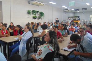 Colaboradores ansiosos para o início da palestra