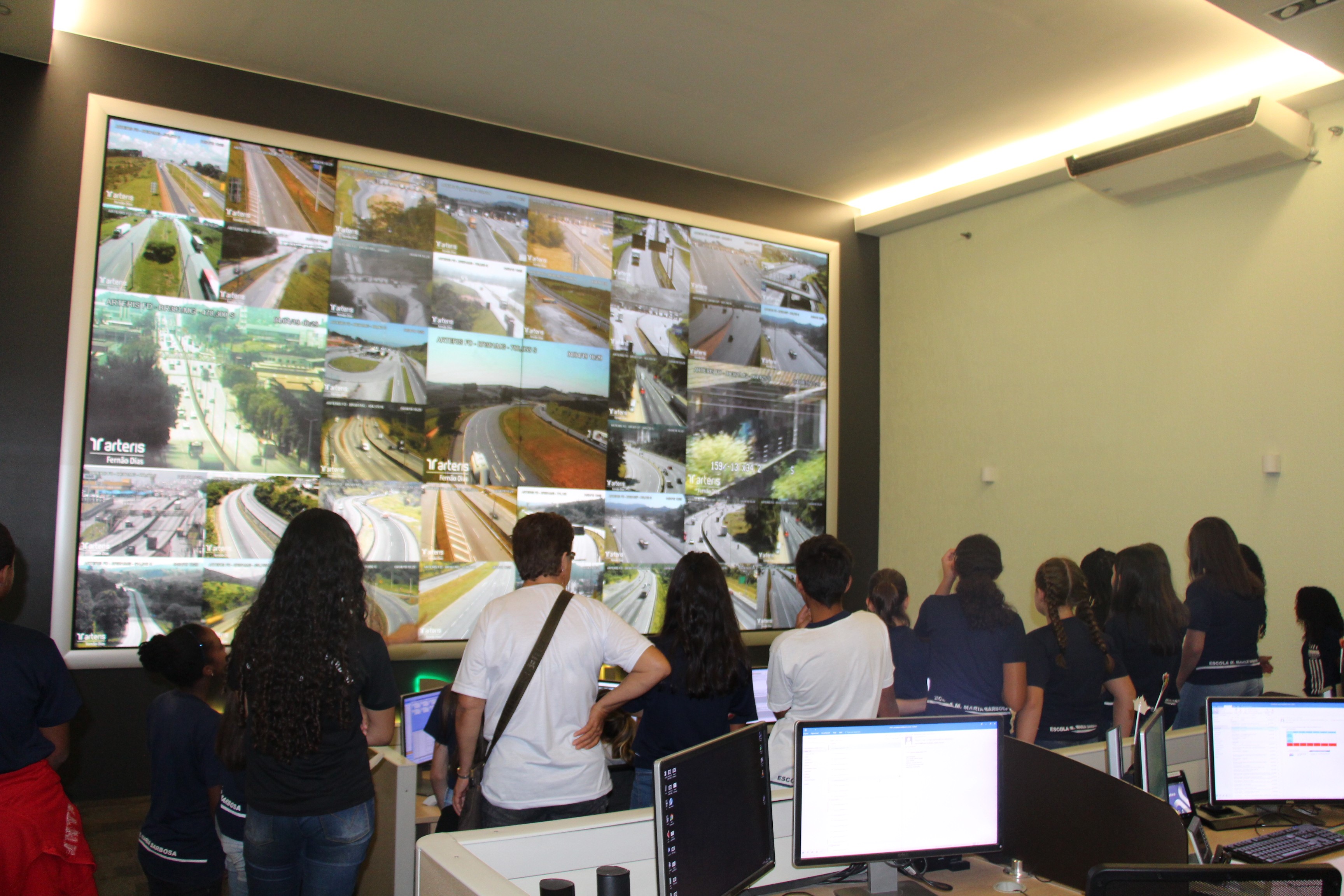 VISITA DOS ALUNOS NO CENTRO DE CONTROLE OPERACIONAL (CCO)