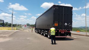 MECÂNICO REALIZANDO A INSPEÇÃO DO VEÍCULO