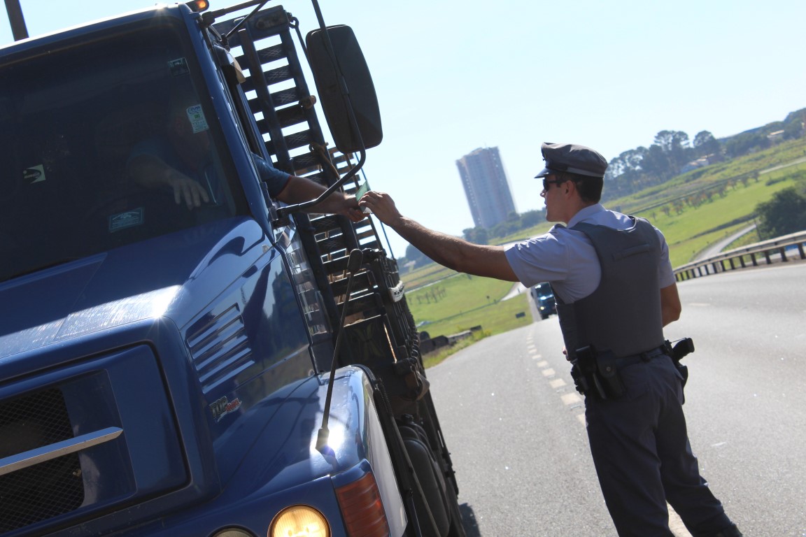 Policial realizando abordagem