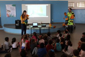 Apresentação dos fantoches da turma do Zé Quest para os alunos