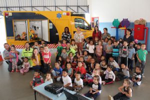 Alunos e professores reunidos com a equipe de sustentabilidade para iniciarmos a ação educativa - turma período da manhã