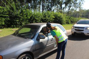 Bate papo informal para informar - uso do cinto de segurança é obrigatório para todos os passageiros