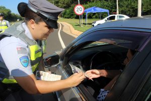 Bate papo informal para informar - uso do cinto de segurança é obrigatório para todos os passageiros