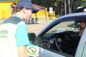 Bate papo informal para informar - uso do cinto de segurança é obrigatório para todos os passageiros