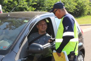 quipe ViaPaulista orienta motoristas e passageiros sobre a importância e obrigação do uso do cinto de segurança