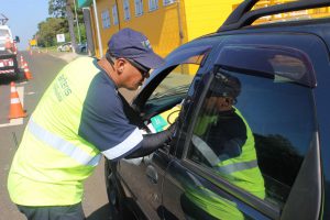 quipe ViaPaulista orienta motoristas e passageiros sobre a importância e obrigação do uso do cinto de segurança