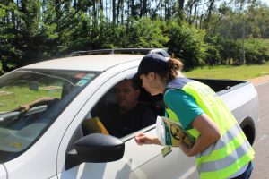 equipe ViaPaulista orienta motoristas e passageiros sobre a importância e obrigação do uso do cinto de segurança