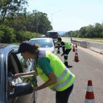 conversando com motoristas e passageiros, orientação quanto ao uso do cinto de segurança para todos os passageiros