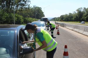 conversando com motoristas e passageiros, orientação quanto ao uso do cinto de segurança para todos os passageiros