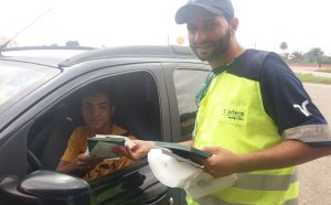 ENTREGA DE FOLDER E ORIENTAÇÃO SOBRE SEGURANÇA NO TRÂNSITO