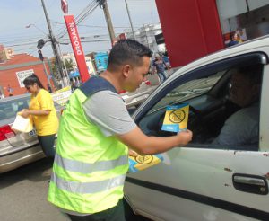 ENTREGA DE FOLDER COM DICAS DE SEGURANÇA