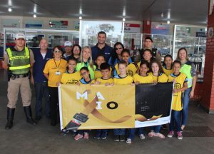 ALUNOS DA E.M. ANATHÁLIA DE LOURDES CAMANDUCAIA DE POUSO ALEGRE PARTICIPANDO DE MAIS UMA AÇÃO DO "MAIO AMARELO"