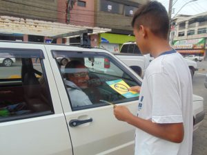 ENTREGA DE FOLDERS COM DICAS DE SEGURANÇA REALIZADO PELOS ALUNOS