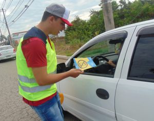 ENTREGA DE FOLDERS COM DICAS DE SEGURANÇA E ORIENTAÇÕES