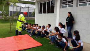 Como a escola fica às margens da Rodovia Régis Bittencourt, aproveitamos para explicar sobre a campanha que realizamos com pedestres e ciclistas, fizemos a demonstração do kit de segurança.