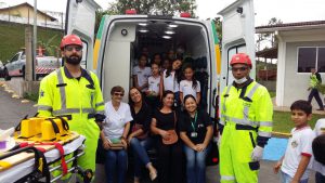 Conhecendo a ambulância e aproveitando para registrar o momento.