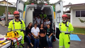 Conhecendo a ambulância e aproveitando para registrar o momento.