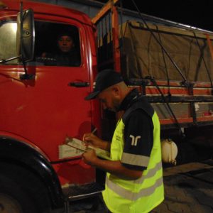 Abordagem ao caminhoneiro e orientação sobre a ação